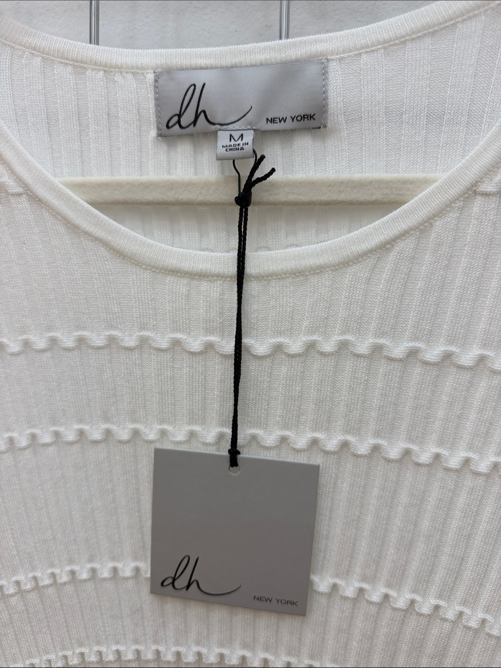 DH NEW YORK White Ric Rac Ribbed Short Sleeve Top - Picture 2 of 5